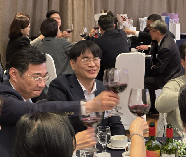 건배하는 장일수 스패로우 대표와 양봉열 로그프래소 대표.