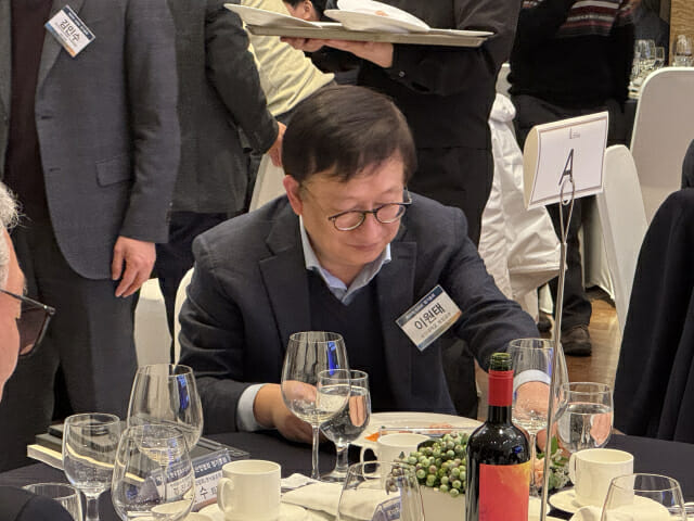 식사 중인 이원태 국민대 특임교수.