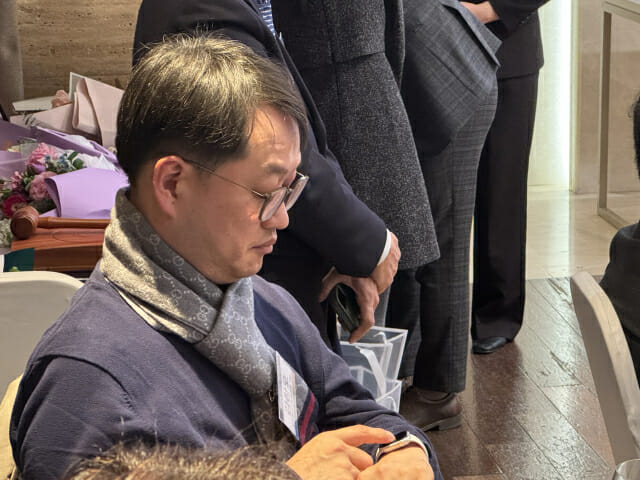 스마트워치를 확인하고 있는 김창오 정보통신기획평가원 정보보안PM.