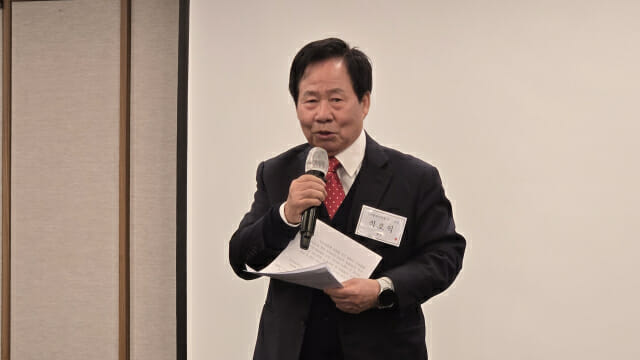 석호익 동북아공동체ICT포럼 회장이 인사말을 하고 있다.