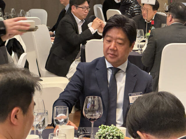 최영철 SGA솔루션즈 대표가 다른 건배사를 경청하고 있다.