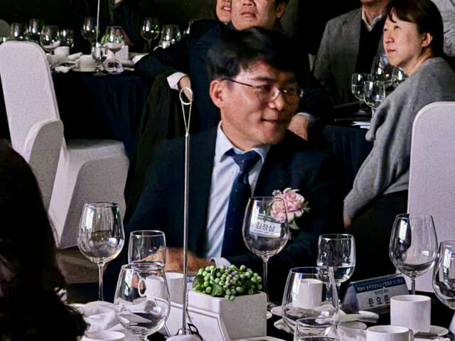 대화 중인 김정삼 법무법인 광장 고문.