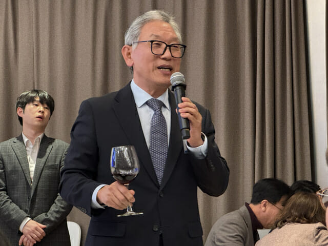 건배사를 하고 있는 이상중 KISA 원장.