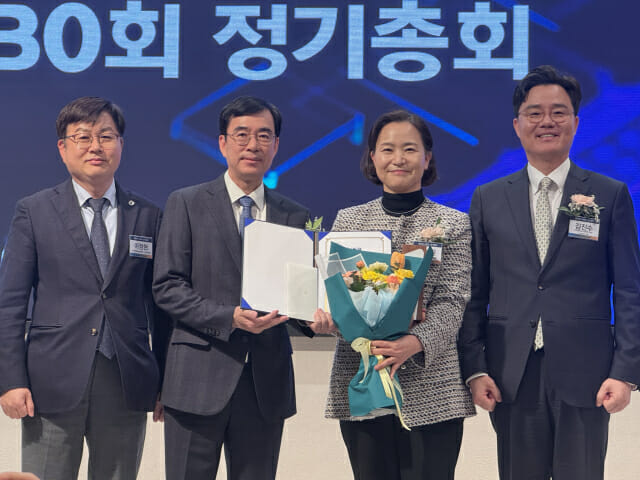 (왼쪽부터)이정현 한국정보보호학회 부회장, 조영철 KISIA 전 회장, 이해민 조국혁신당 의원, 김진수 KISIA 신임 회장이 이 의원에게 상장을 수여하고 함께 웃어 보이고 있다.