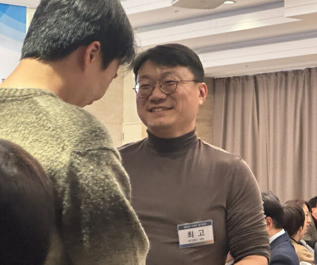 인사를 나누고 있는 최 고 마크애니 대표.