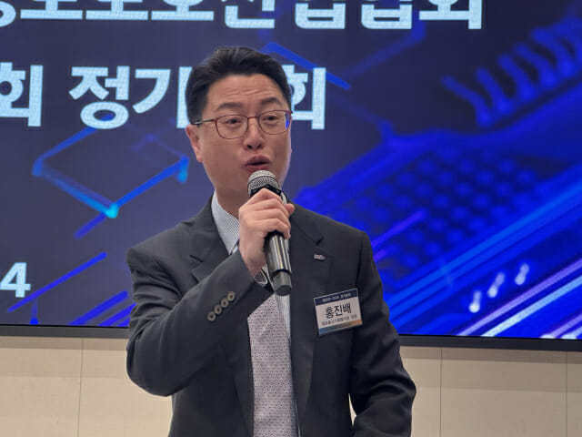 홍진배 정보통신기획평가원 원장이 건배사를 하고 있다.