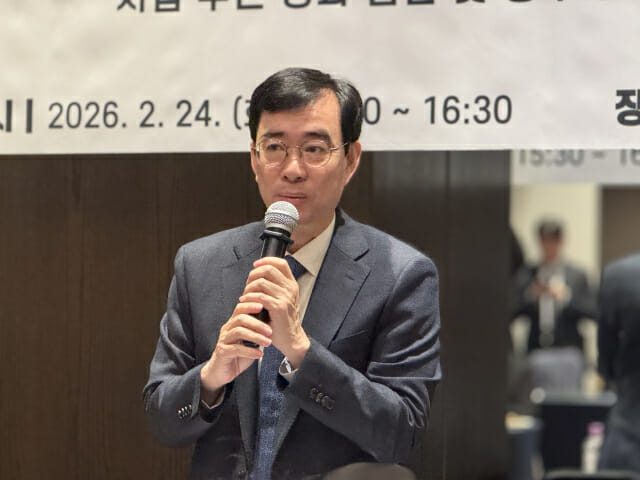 조영철 KISIA 전 회장이 기자간담회를 마치고 마무리 발언을 하고 있다.