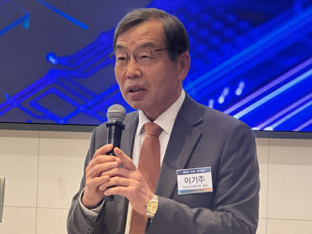 이기주 한국CISO협의회 회장이 건배사를 하고 있다.