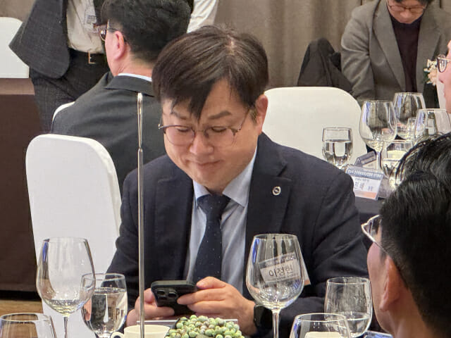 휴대폰을 확인하고 있는 이정현 한국정보보호학회 부회장. 이 부회장은 이날 김호원 한국정보보호학회 회장을 대신해 참석했다.