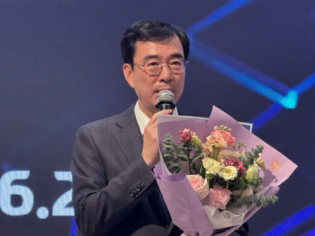 이임사를 하고 있는 조영철 KISIA 전임 회장.