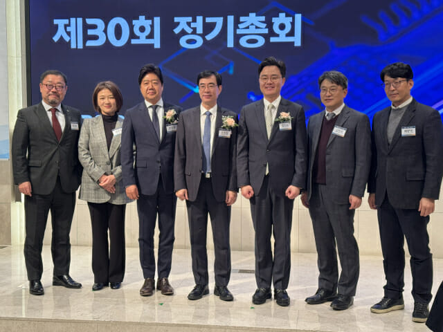 전임 및 신임 KISIA 회장단. (왼쪽부터) 문성준 KISIA 전 감사, 정은아 수산아이앤티 대표(KISIA 신임 감사), 조영철 SGA솔루션즈 대표(KISIA 신임 수석부회장), 조영철 KISIA 전 회장, 김진수 KISIA 신임 회장, 김민수 LS웨어 대표(KISIA 신임 수석부회장), 배환국 소프트캠프 대표(KISIA 전임 수석부회장).