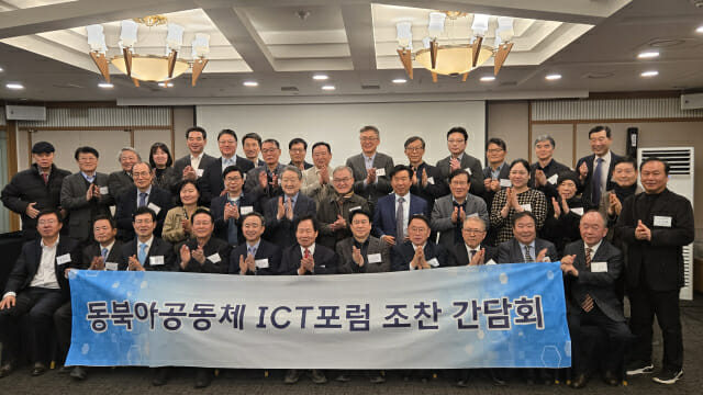 행사 참석자들이 전체 기념사진을 촬영했다.