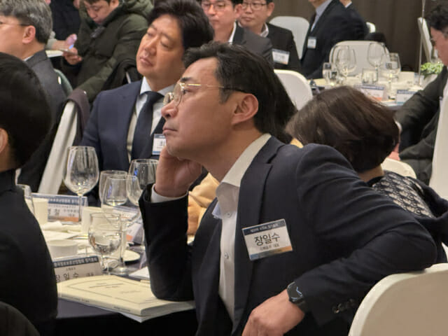 장일수 스패로우 대표가 턱을 괴고 시상식을 보고 있다.