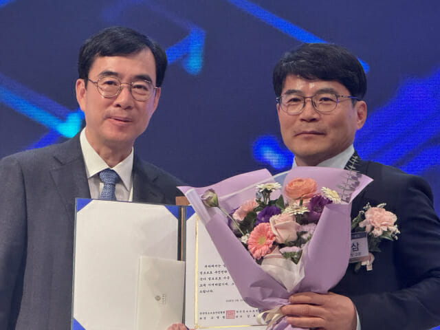 김정삼 법무법인 광장 고문(오른쪽)이 조영철 KISIA 전 회장으로부터 상을 받고 있다.