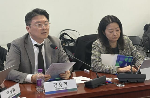 ‘K-미디어 콘텐츠 국가전략 산업화’ 토론회에서 발표하는 김용희 선문대 경영학과 교수(왼쪽)와 천혜선 디지털산업정책연구소 연구위원 (사진=홍지후 기자)