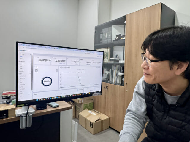 'askURL'에 대해 설명하고 있는 최원혁 누리랩 대표. 화면에 99.9%의 탐지율 통계가 표시되고 있다.