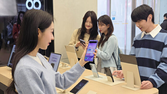 삼성 강남에 오픈한 '갤럭시 스튜디오'에서 방문객들이 '갤럭시 S26 울트라'의 '프라이버시 디스플레이' 기능을 체험하는 모습 (사진=삼성전자)