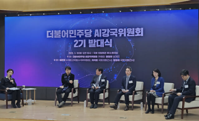 더불어민주당은 10일 서울 여의도 국회 의원회관에서 AI강국위원회 2기 발대식을 열었다. 왼쪽부터 이언주 수석부위원장(수석최고위원), 차지호 간사(국회의원), 서준범 부위원장(울산대 교수), 고삼석 부위원장(동국대 첨단융합대학 석좌교수), 안선하 부위원장(WHO 특별자문관), 박성필 부위원장(카이스트 미래전략대학원 원장) (사진=지디넷코리아)