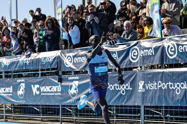 '갤럭시 워치8' 착용한 키플리모, 하프마라톤 세계 신기록