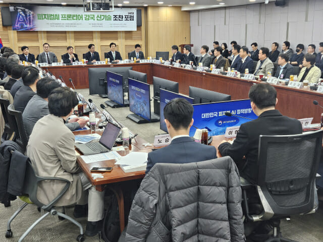 11일 서울 여의도 국회 의원회관에서 '피지컬AI 프론티어 강국 신기술 조찬 포럼'이 개최됐다. 정동영 통일부 장관과 최형두 국민의힘 의원, 정진욱 더불어민주당 의원, 이철규 국민의힘 의원이 공동 주최한 이날 행사는 지난 1월 말 마무리 된 'AI G3 강국 신기술 전략 조찬 포럼'에 이은 세 번째 시즌이다. (사진=지디넷코리아)