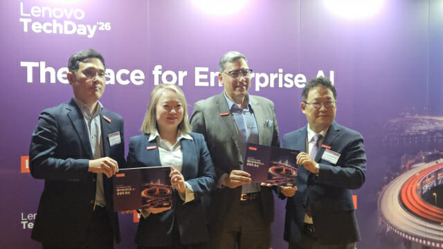 (왼쪽부터) 윤석준 레노버 글로벌 테크놀로지 코리아 부사장, 판 호 레노버 솔루션·서비스 그룹(SSG) 아시아태평양 총괄 디렉터, 수미르 바티아 레노버 인프라스트럭처 솔루션 그룹(ISG) 아시아태평양 사장, 신규식 한국레노버 대표 (사진=지디넷코리아)