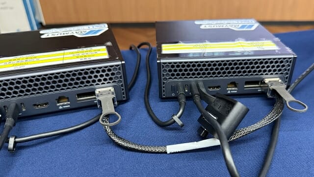 제품 두 개를 연결해 최대 4000억개 매개변수 LLM을 구동 가능하다. (사진=지디넷코리아)