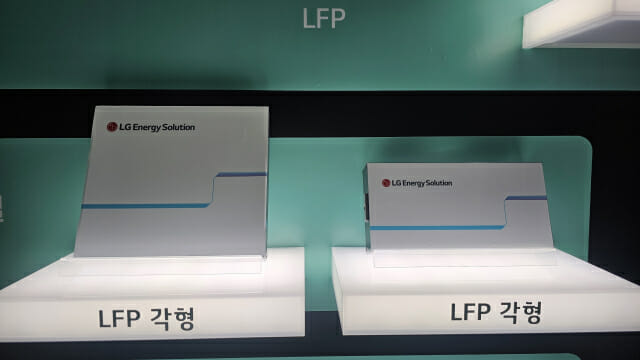 LG에너지솔루션이 전시한 각형 배터리 (사진=지디넷코리아)