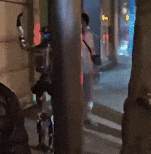 [영상] "밤에 왜 따라와"…중국서 휴머노이드 로봇 소동