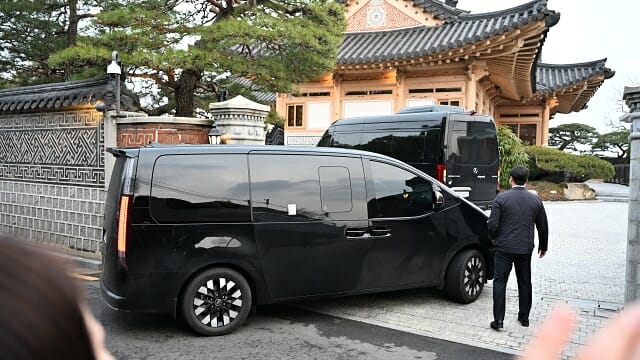 18일 오후 6시 11분경 승지원으로 입장하는 리사 수 AMD CEO 일행. (사진=지디넷코리아)