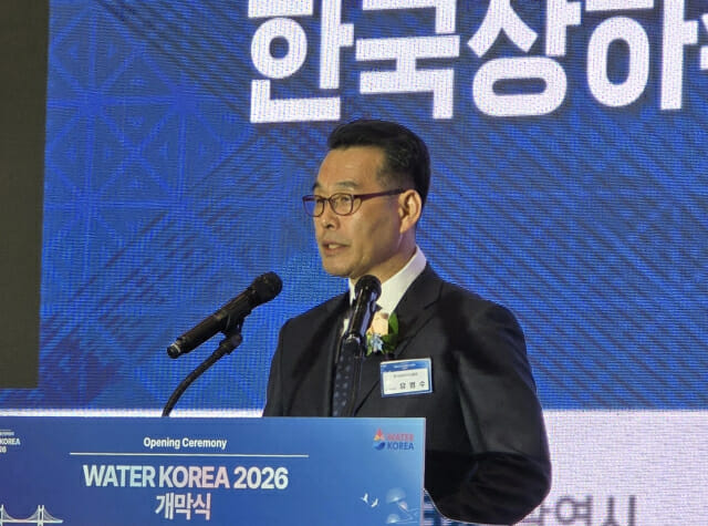 유명수 상하수도협회 상근부회장이 18일 부산 벡스코에서 열린 '대한민국 국제물산업박람회(WATER KOREA)'에서 개회사를 하고 있다.