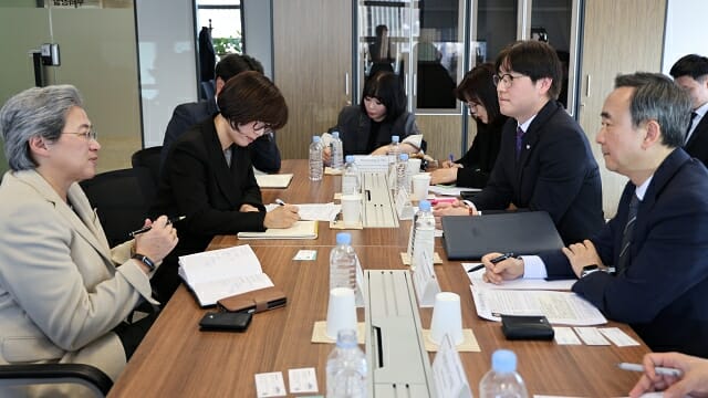 리사 수 AMD CEO(왼쪽)과 임문영 국가AI전략위 부위원장, 하정우 청와대 AI·미래기획수석이 19일 오전 회동했다. (사진=국가AI전략위)