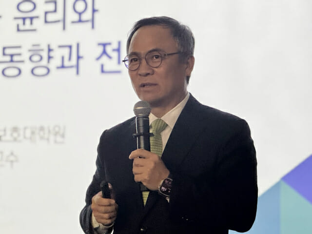 발표 중인 권헌영 고려대 정보보호대학원 교수.