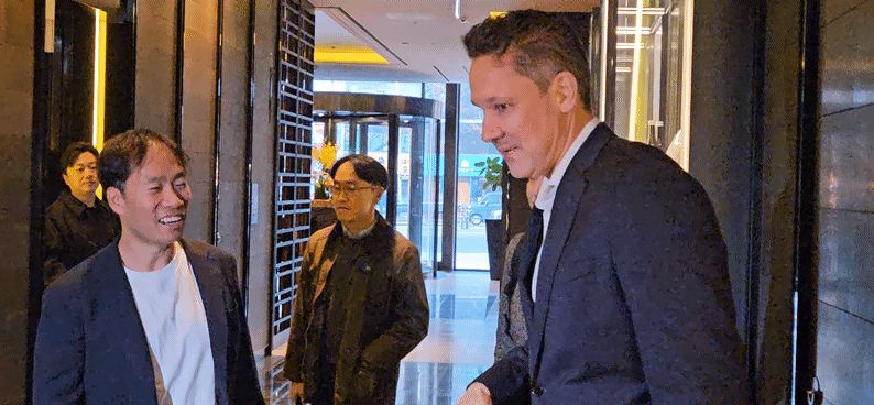 AMD 관계자가 19일 오전 서울 종로구 포시즌스 호텔에서 김성훈 업스테이지 대표와 진윤정 업스테이지 신임 최고재무책임자(CFO)를 안내하고 있다. (사진=지디넷코리아)