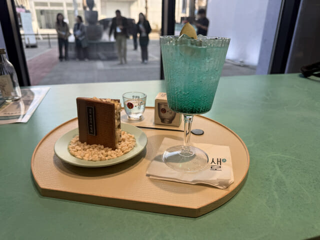 시음존에서 판매하는 무알콜 칵테일과 아우프글렛 협업 디저트. (사진=지디넷코리아)