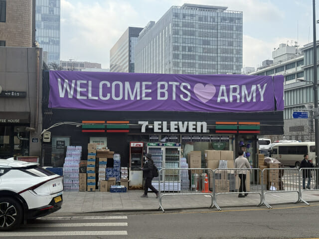광장 근처 세븐일레븐 매장이 BTS를 환영한다는 내용의 플래카드를 걸어둔 모습.(사진=지디넷코리아)