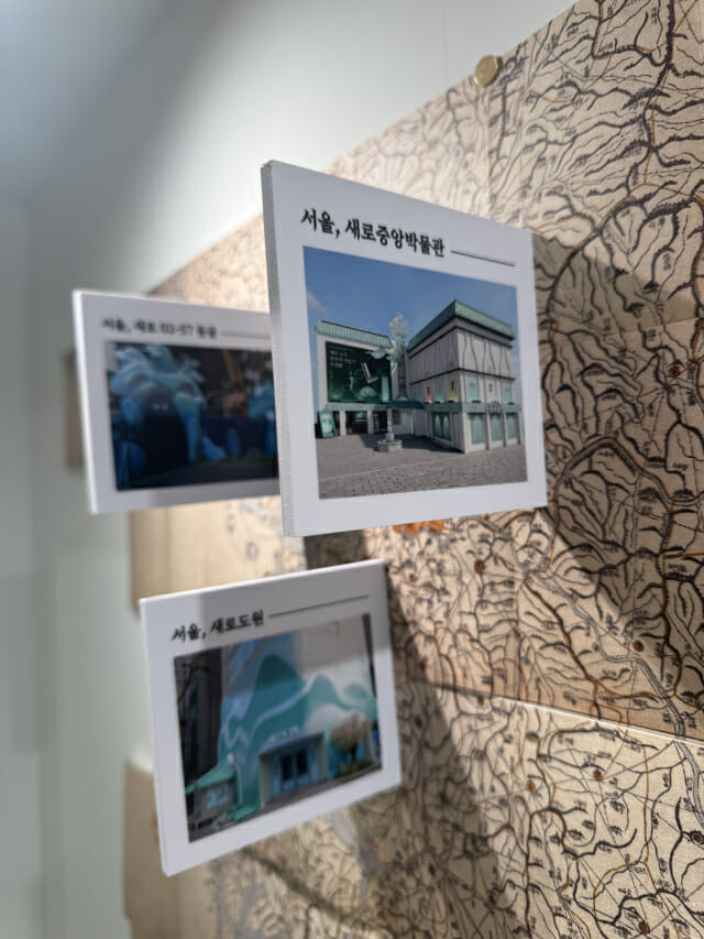 팝업 내부에 전시된 대동여지도를 패러디한 작품에 새로 팝업스토어의 역사가 표시돼 있다
