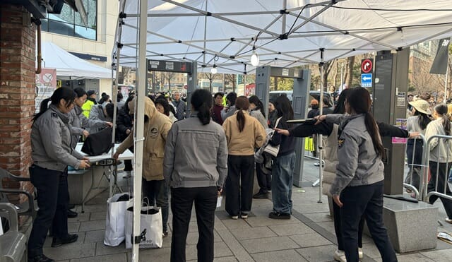 21일 광화문 BTS 컴백 공연 현장에서 신체, 소지품 검문이 진행되고 있다. (사진=지디넷코리아)