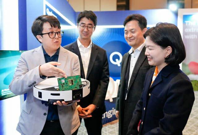 20일 그랜드 하얏트 서울 호텔에서 열린 주한미국상공회의소(AMCHAM, 암참) 연례행사에서 삼성전자 직원이 참석자들에게 2026년형 '비스포크 AI 스팀'의 특장점을 소개하고 있다.(사진=삼성전자)