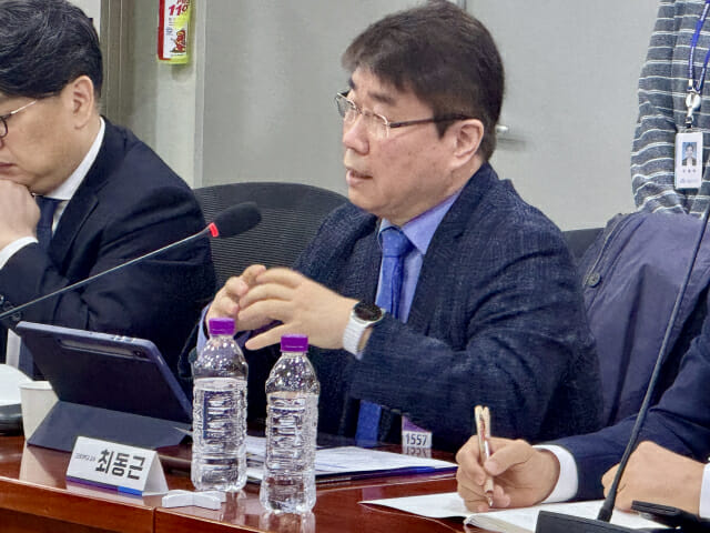 최동근 고려대 정보보호대학원 교수가 토론회에서 현행 개인정보 보호체계의 문제점에 대해 설명하고 있다.