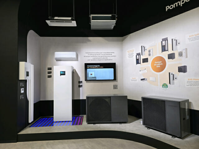 삼성전자가 24~27일 이탈리아 밀라노에서 열린 MCE 2026에 삼성부스를 마련했다. 'AI 무풍콤보 프로 벽걸이' 가정용 에어컨과 'EHS 올인원' 제품 이미지.(사진=삼성전자)