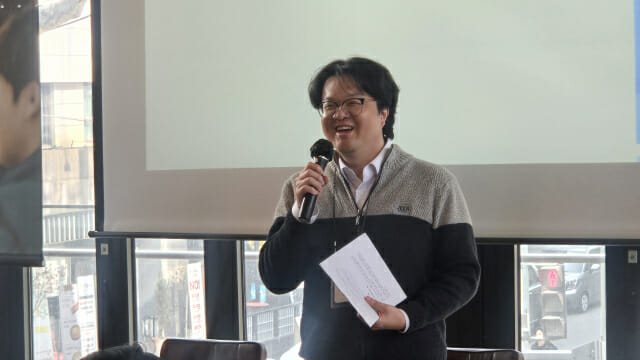 '전산실 사람들'이란 커뮤니티를 운영하고 있는 남훈식 에이치엘 대표가 발표하고 있다.