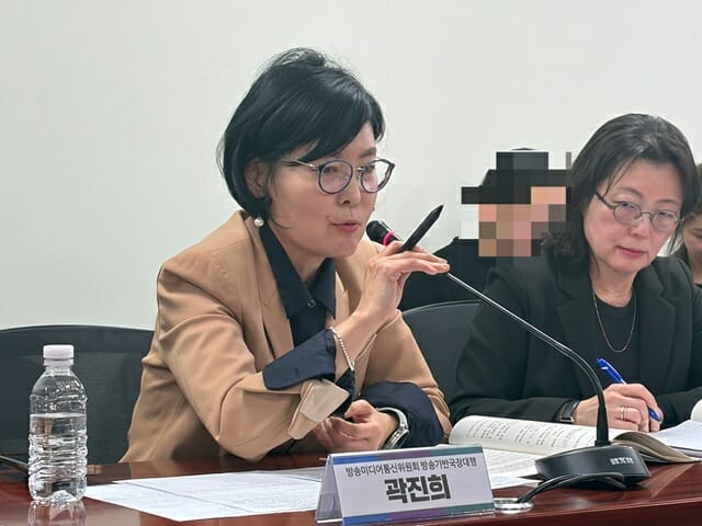 26일 국회서 열린 ‘보편적 시청권 제도 개선 토론회’에서 발언하는 곽진희 방송미디어통신위원회 방송기반국장대행 (사진=지디넷코리아)