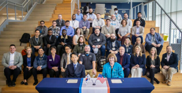(왼쪽부터) 서울미디어대학원대학교 한희 총장, 다코타주립대학교 호세마리 그리피스 총장이 MOU를 맺고 있다.