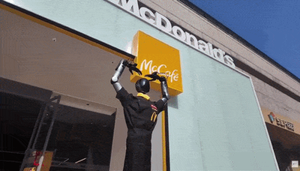 中 상하이 맥도날드 ‘로봇 직원’ 등장…알고 봤더니