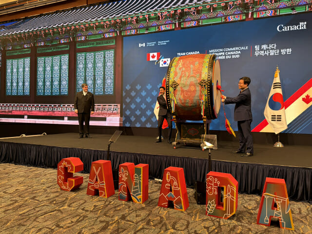 두 국가 장관이 협력 의지를 보이기 위해 동시에 북을 쳤다.