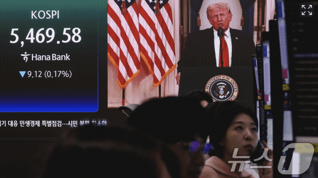 2일 오전 서울 중구 하나은행 딜링룸 전광판에 트럼프 미 대통령의 중동 전쟁 관련 대국민 연설 방송이 송출되고 있다. 이날 코스피는 전 거래일 대비 9.12%(0.17%) 하락한 5,469.58로 하락세를 보였다. (사진=뉴스1 조연우 인턴기자)