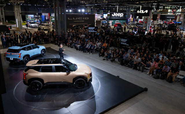 기아 보도발표회 현장에서 발표하는 커트 칼 기아 미국 디자인센터 수석 디자이너 (사진=기아)