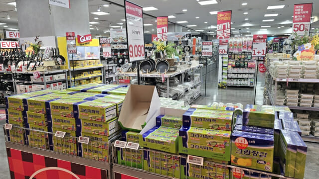 롯데마트 제타플랙스 잠실점 크린백 행사 매대. (사진=지디넷코리아)