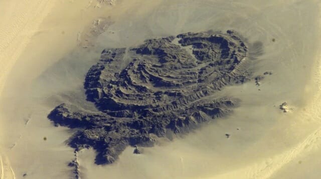 2002년 또 다른 ISS 우주비행사가 촬영한 아르카누 산의 모습. 비스듬한 각도에서 촬영돼 3차원 형태가 잘 드러난다. (출처=NASA/ISS 프로그램)