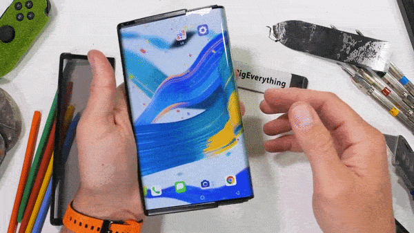 출시 무산된 LG 롤러블폰, 분해해 봤더니